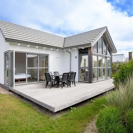 Detached, Single-storey Just Steps From The Sea