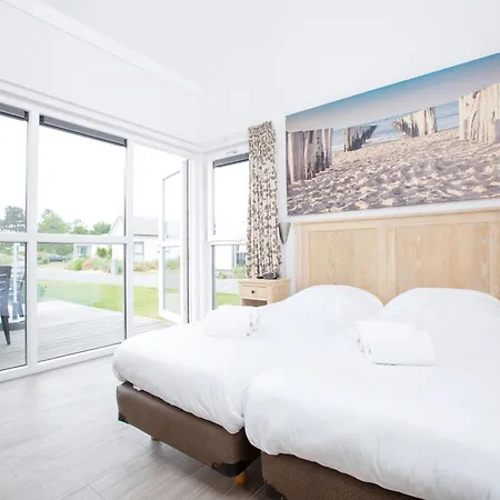 Detached, Single-storey Just Steps From The Sea