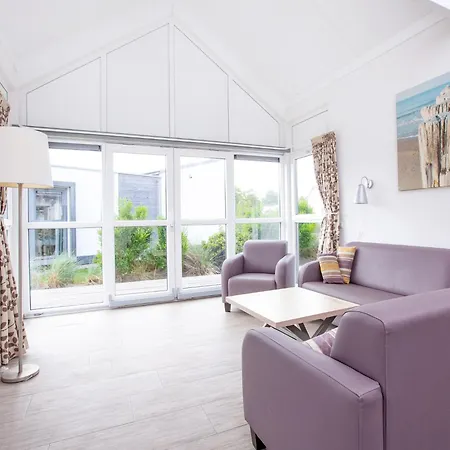 Detached, Single-storey Just Steps From The Sea 度假居